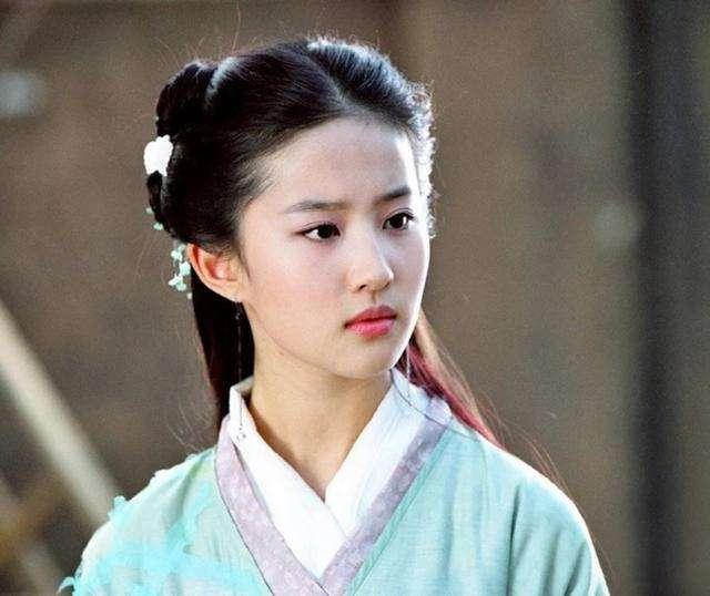 刘亦菲开车吃瓜视频,意外曝光日常休闲时刻