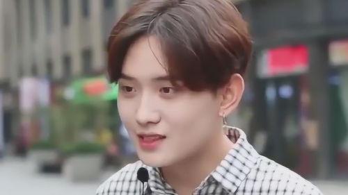 吃瓜小伙情侣吵架了视频,吃瓜小伙全程记录，网友热议