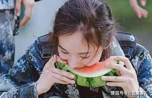 小眼睛男明星吃瓜视频,揭秘娱乐圈幕后真相