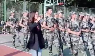 川传军训跳舞吃瓜视频,舞蹈吃瓜两不误，青春活力满满