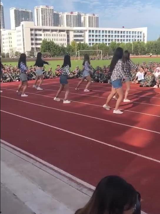 川传军训跳舞吃瓜视频,舞蹈吃瓜两不误，青春活力满满