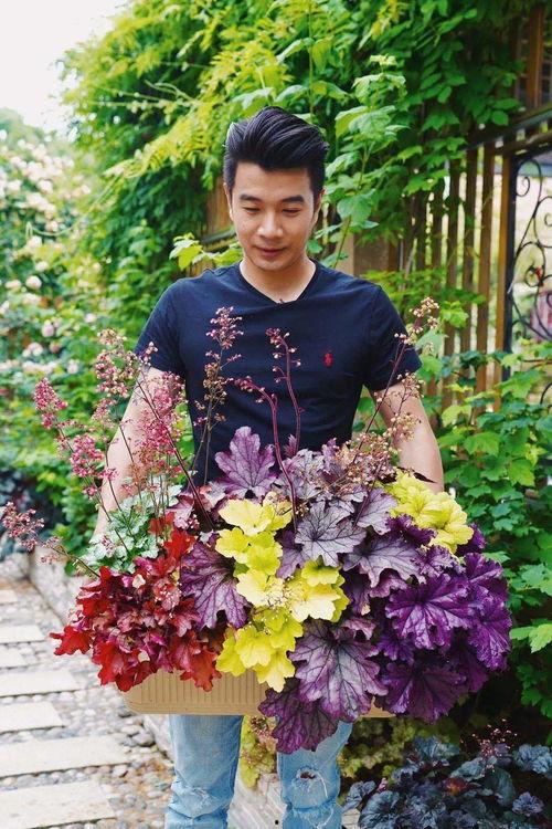 爱种花王大爷吃瓜视频播放,揭秘花农日常趣事