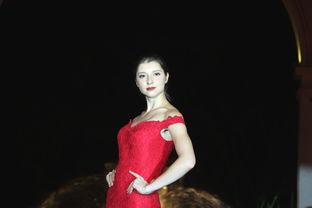 外国女模特吃瓜视频,瓜皮下的时尚故事