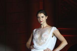 外国女模特吃瓜视频,瓜皮下的时尚故事