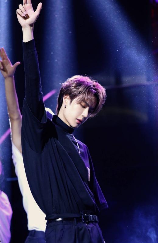 王一博当吃瓜群众视频,趣味互动引网友热议