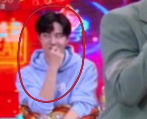 王一博当吃瓜群众视频,趣味互动引网友热议