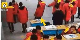 学生打架吃瓜群众视频,围观者视角下的学生斗殴事件