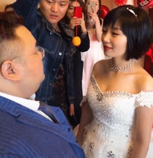 抖音新娘新郎吃瓜视频,甜蜜瞬间引发网友热议