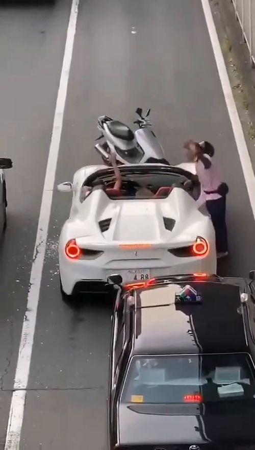 车上吃瓜视频,捕捉生活趣味瞬间