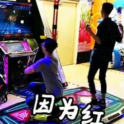 跳舞美女吃瓜视频,美女跳舞吃瓜视频走红网络