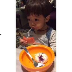 双胞胎哥哥吃瓜视频,揭秘兄弟间的欢乐时光