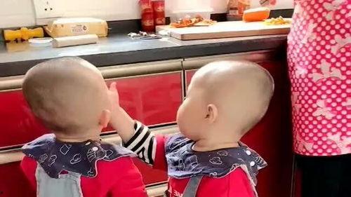 双胞胎哥哥吃瓜视频,揭秘兄弟间的欢乐时光