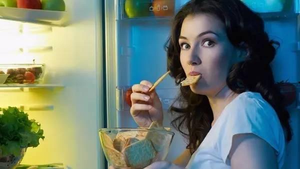 半夜吃瓜真的会吐嘛视频,揭秘深夜“瓜果”危害