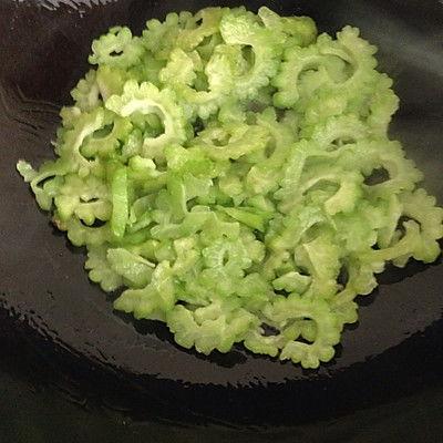 吃凉瓜炒蛋视频,凉瓜炒蛋家常菜制作教程