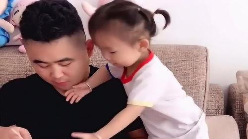 小娃吵架爸爸吃瓜视频,家庭欢乐瞬间