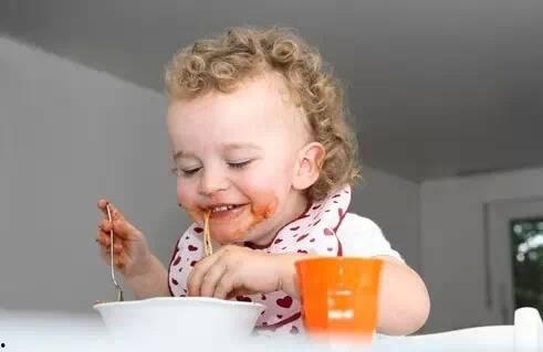 小娃吵架爸爸吃瓜视频,家庭欢乐瞬间