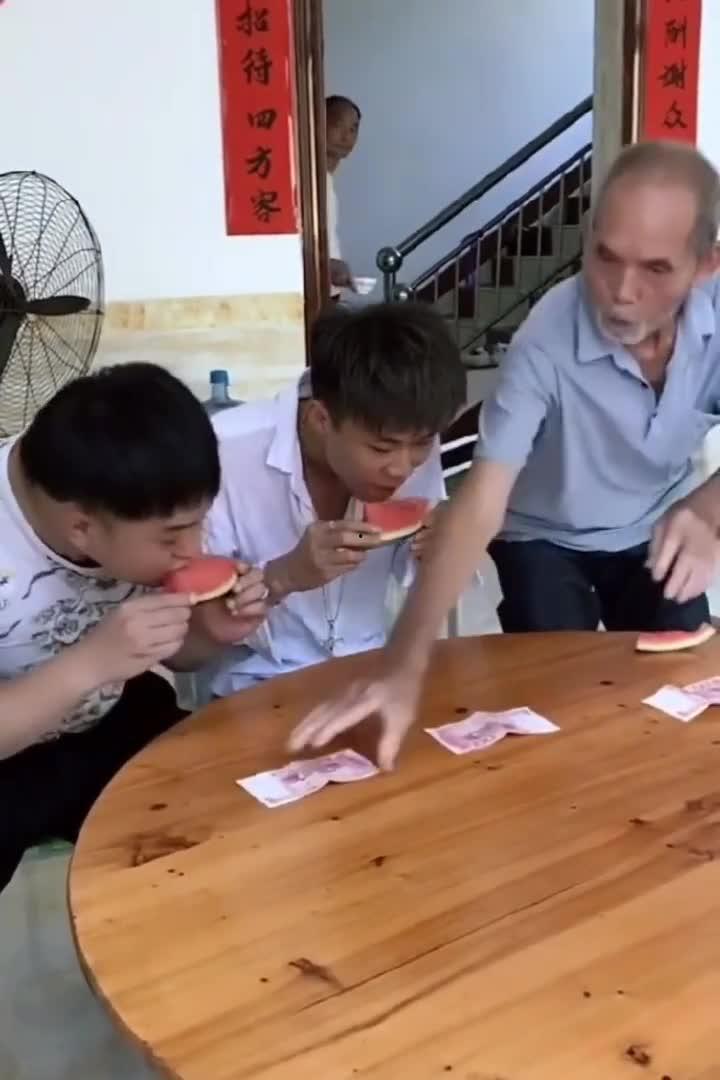 跟爷爷比赛吃瓜的故事视频,一场欢乐的吃瓜大赛