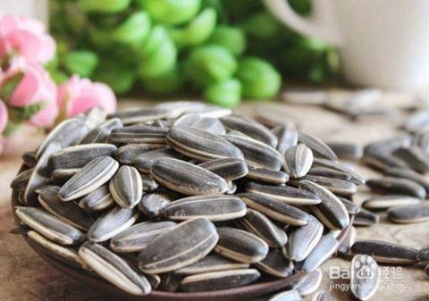 吃瓜嗑瓜子姿势视频,揭秘嗑瓜子姿势视频的火爆之谜