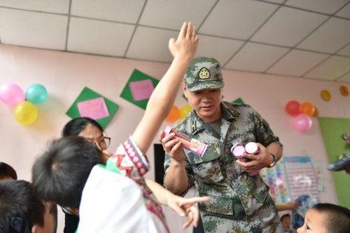 兵哥吃大瓜的视频,揭秘军营里的那些趣事