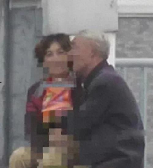 成都大爷大妈吃瓜视频,趣味横生一幕引网友热议