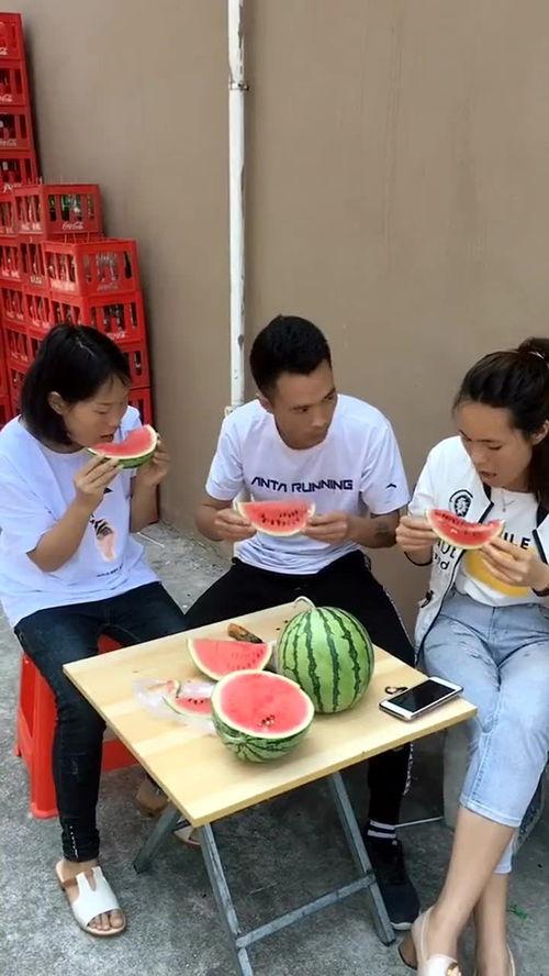 爆笑吃瓜西瓜视频大全,笑到肚子疼！