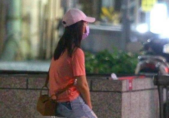 街头吵架夫妻吃瓜视频,吃瓜群众现场直播