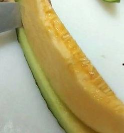 小孩吃切好的哈密瓜的视频