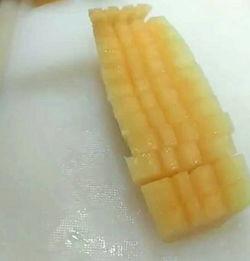 小孩吃切好的哈密瓜的视频